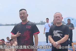 大马丁面部出血，回放看到是被队友卡什鞋钉刮到